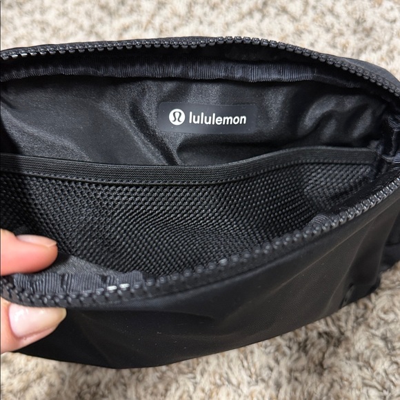 Lululemon solid back belt bag - Picture 2 of 3